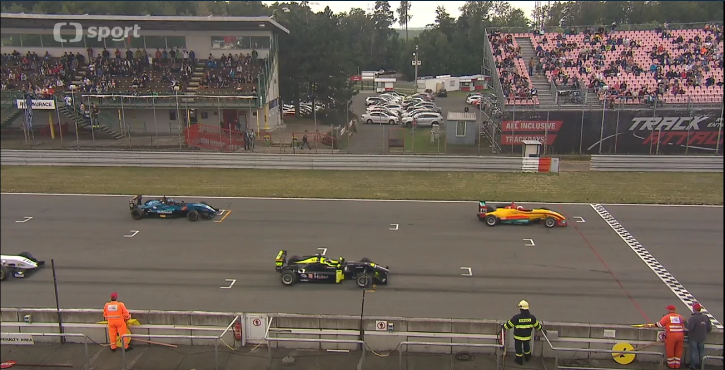 Foto: Start spojeného závodu všech kategorií formulí v Brně 2017 s „tribunami plnými lidí”. Zdroj: ČT